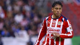 Foto que representa a Chivas: Luis Romo causará baja del Guadalajara para el Clásico Nacional del Clausura 2026