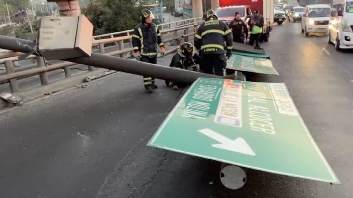 VIDEO: ¡Precaución! Colapsa poste en distribuidor Heberto Castillo y provoca caos vial en CDMX