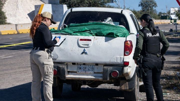 Abandonan camioneta con varios cuerpos en autopista de Navolato; serían hasta ocho víctimas