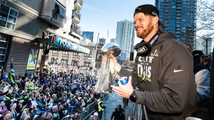 Seattle de fiesta; los flamantes campeones de la NFL, los Seahawks desfilan ante su gente