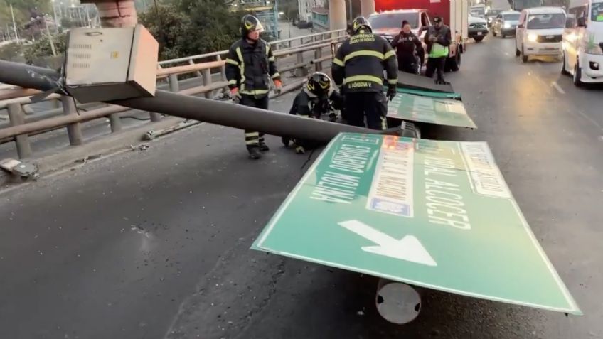 VIDEO: ¡Precaución! Colapsa poste en distribuidor Heberto Castillo y provoca caos vial en CDMX