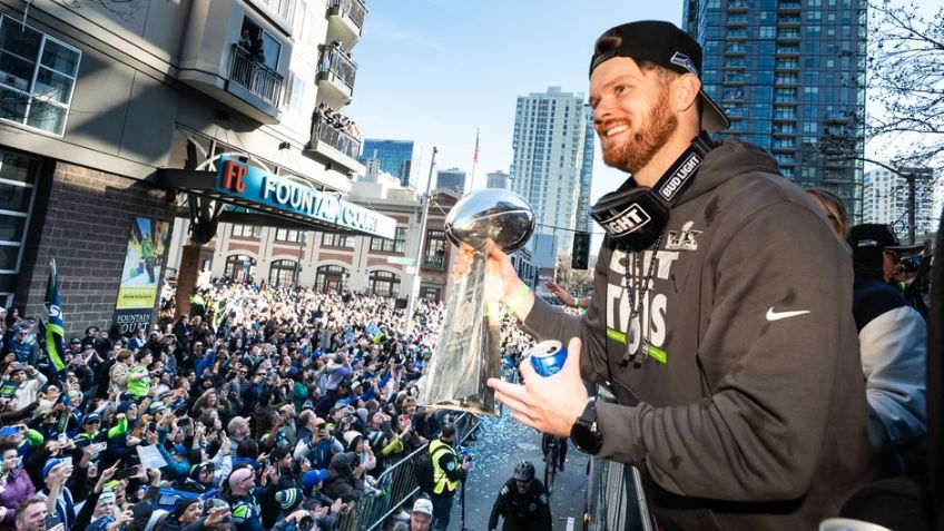 Seattle de fiesta; los flamantes campeones de la NFL, los Seahawks desfilan ante su gente