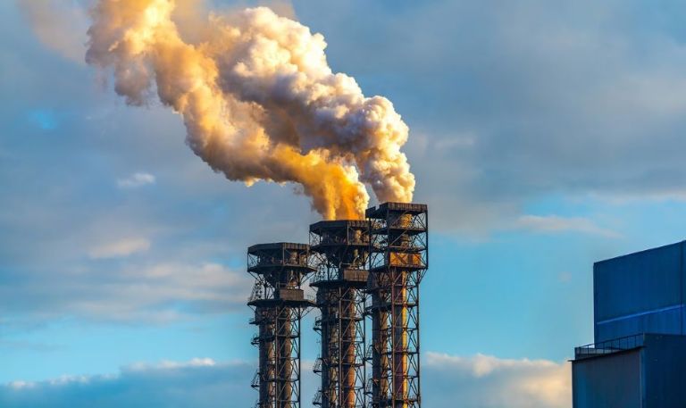 Trump revoca el 'dictamen de peligro' y pone fin a legislación climática en Estados Unidos