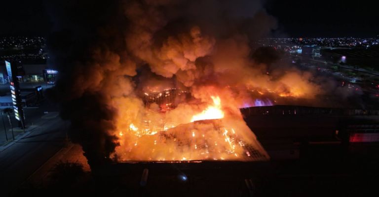 FGJES realiza peritajes tras incendio en Sam's Club de Hermosillo; no hay indicios de que haya sido provocado