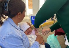 Foto ilustrativa de nota Familias acuden a vacunarse contra el sarampión en el Palacio Municipal de Navojoa