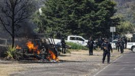 Foto que representa a VIDEO: Dos sicarios abatidos y tres policías heridos tras tiroteo y quema de autos en Michoacán