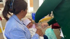 Foto que representa a Familias acuden a vacunarse contra el sarampión en el Palacio Municipal de Navojoa