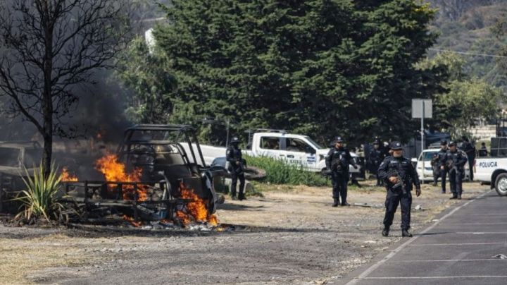 VIDEO: Dos sicarios abatidos y tres policías heridos tras tiroteo y quema de autos en Michoacán