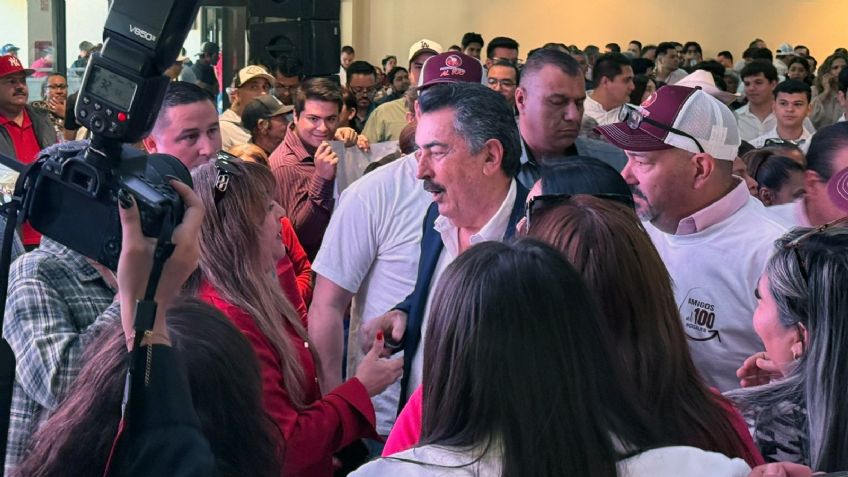 VIDEO: Simpatizantes arropan a Javier Lamarque durante foro político realizado en Hermosillo