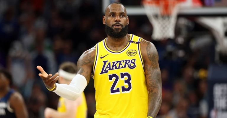 LeBron reconoce que aún no ha decidido nada