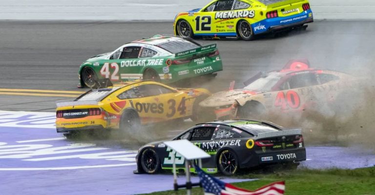 Un choque abrió la puerta para el triunfo de Reddick