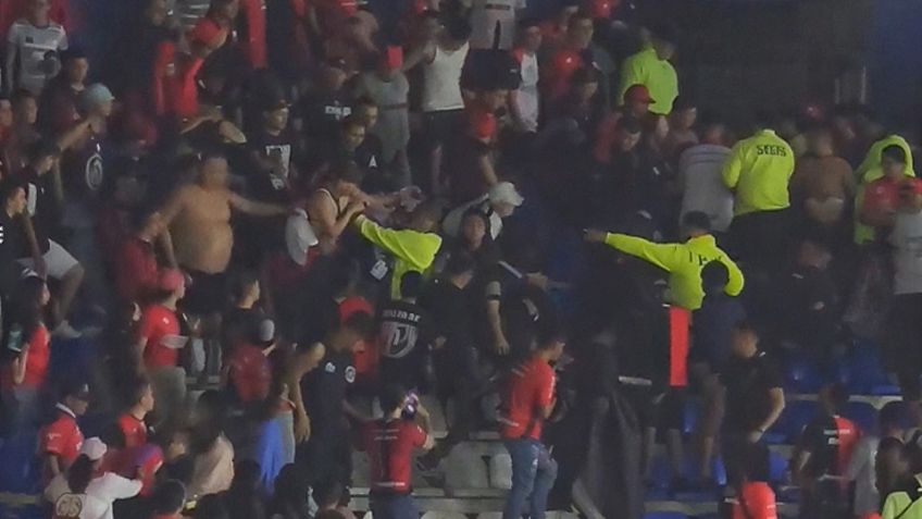 Violencia vuelve a manchar la Liga MX: Barras protagonizan riña en el duelo Atlas vs Pachuca