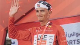 Foto que representa a Isaac del Toro destaca y permanece en el top 10 del UAE Tour tras la etapa de contrarreloj