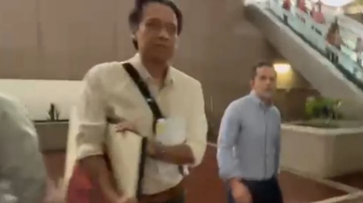 VIDEO: Tras 4 días 'atrincherado', Marx Arriaga sale de su oficina de Materiales Educativos de SEP