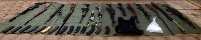 Arsenal y droga asegurada por las autoridades 