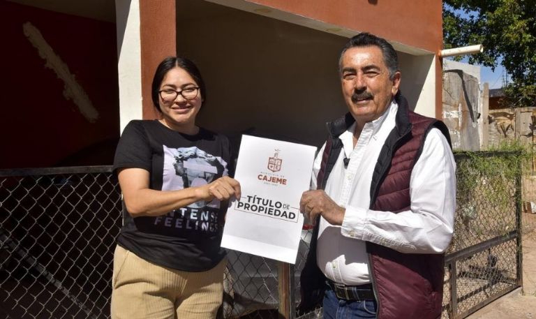 Javier Lamarque consolida certeza jurídica con entrega de escrituras a familias vulnerables en Cajeme