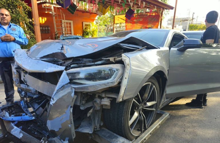 Choca vehículo deportivo en colonia Sochiloa de Ciudad Obregón; hay tres personas lesionadas, una es menor