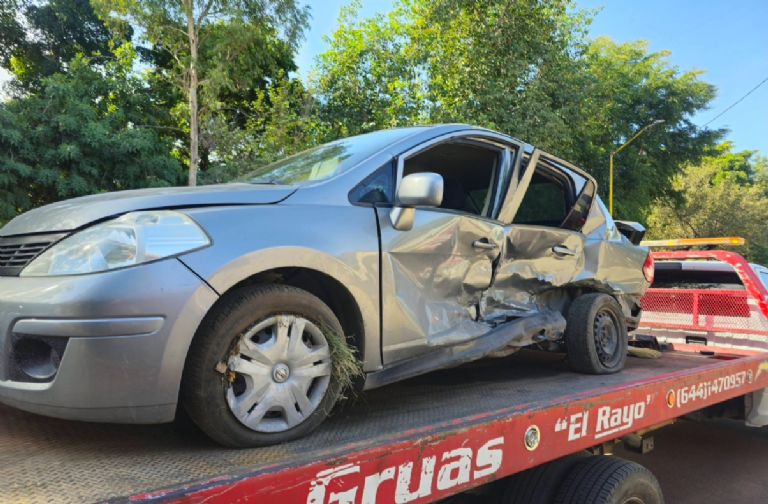 Choca vehículo deportivo en colonia Sochiloa de Ciudad Obregón; hay tres personas lesionadas, una es menor