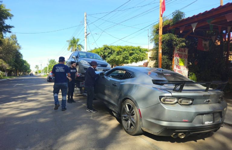 Choca vehículo deportivo en colonia Sochiloa de Ciudad Obregón; hay tres personas lesionadas, una es menor
