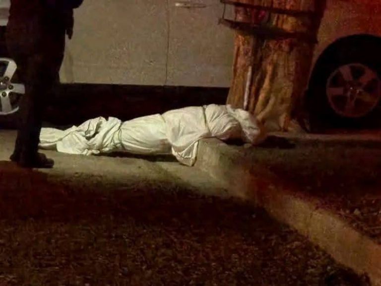 El cuerpo de la mujer fue abandonado en la vía pública