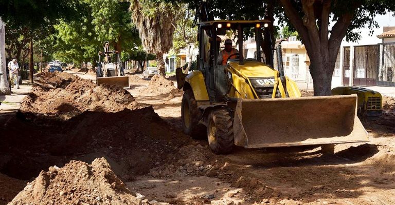 Avanzan obras de drenaje y pavimento en colonias del oriente