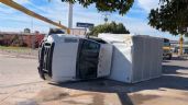Foto ilustrativa de la nota titulada: Le fallaron los cálculos: Vuelca camión de reparto al ignorar límite de altura en Plaza Obregón