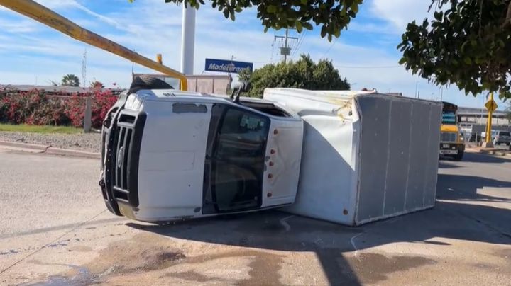 Le fallaron los cálculos: Vuelca camión de reparto al ignorar límite de altura en Plaza Obregón