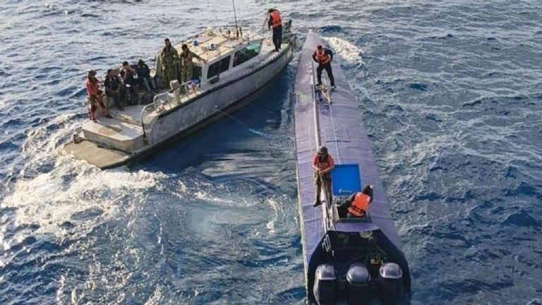 Semar: Intercepta sumergible con cuatro toneladas de droga en costas de Colima, México