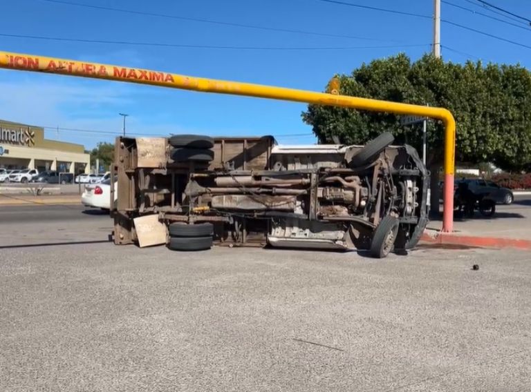 El vehículo de carga no pudo entrar al estacionamiento de la Plaza Obregón