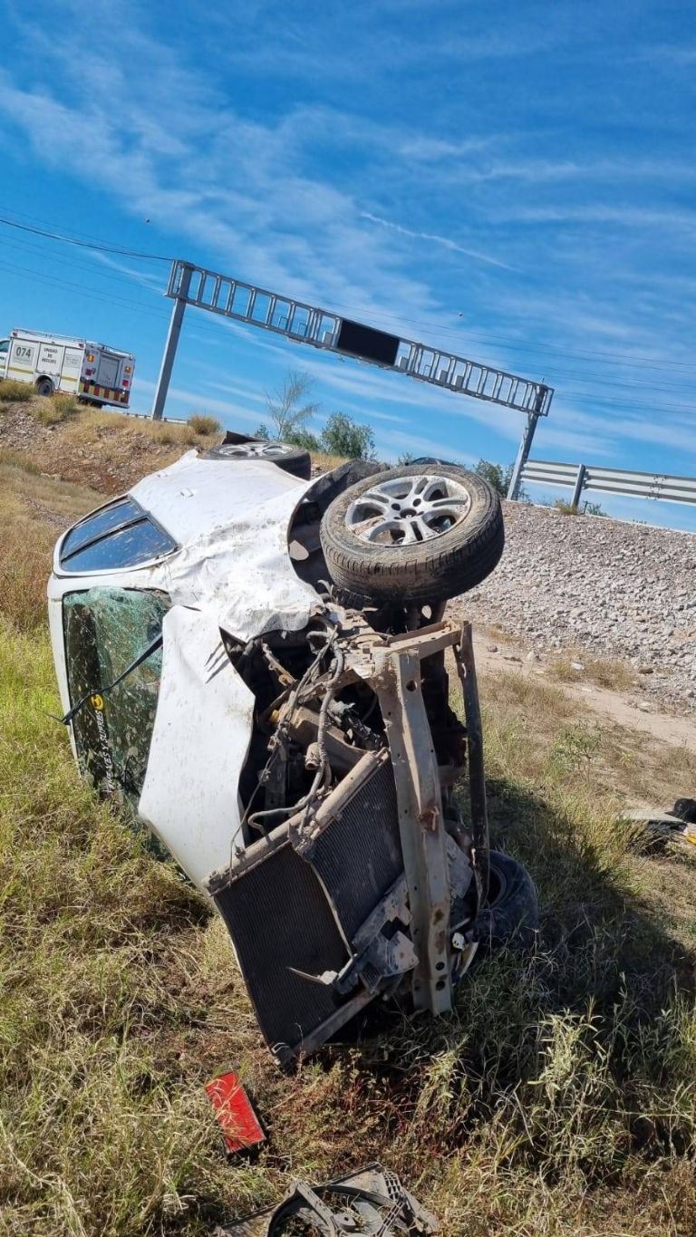 Una persona resultó lesionada tras haber participado en un choque volcamiento en la Carretera Internacional México 15