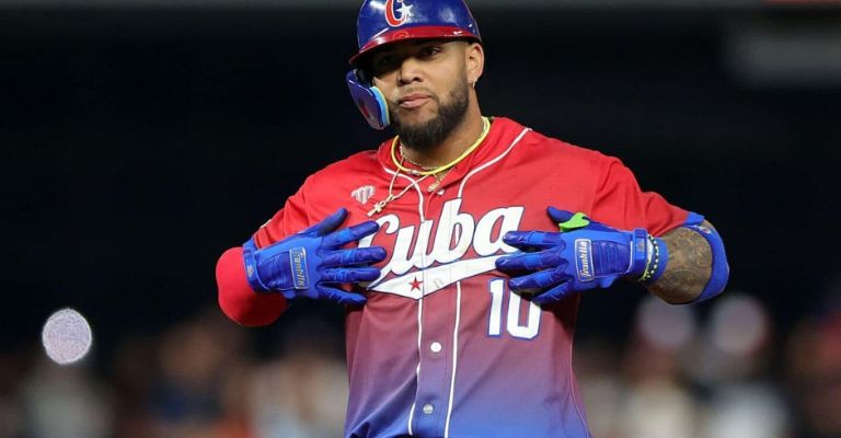 El infielder también jugará con Cuba en el Clásico