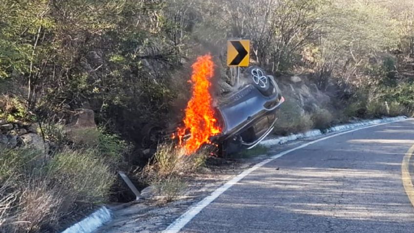 Volcadura e incendio de vehículo deja una persona lesionada en carretera Ures - Mazocahui