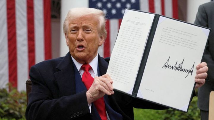 Donald Trump firma decreto para imponer arancel global del 10%; el T-MEC queda exento