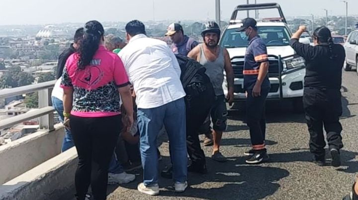 Evitan tragedia en Tamaulipas: Ciudadanos rescatan a menor que intentaba arrojarse de puente
