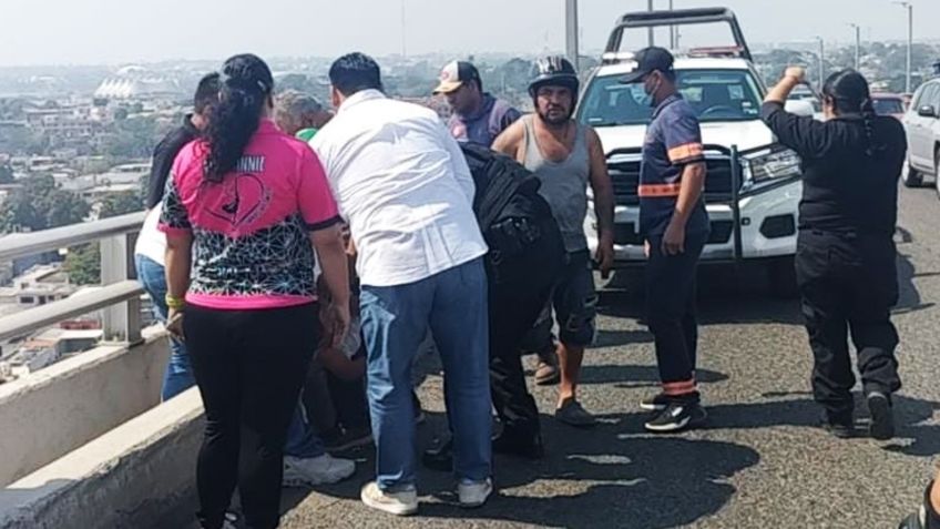 Evitan tragedia en Tamaulipas: Ciudadanos rescatan a menor que intentaba arrojarse de puente