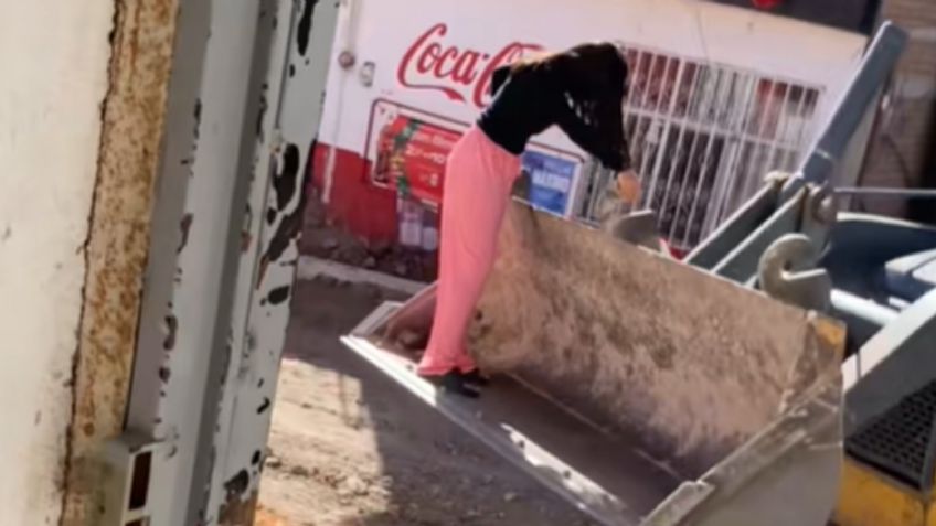VIDEO: Joven se vuelve viral por pedir ayuda a operador de excavadora para comprar tortillas