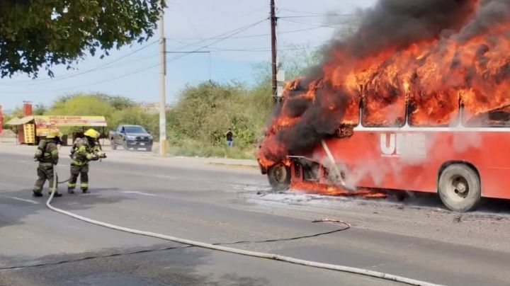 Incendio consume camión del transporte público en Hermosillo; autoridades atienden