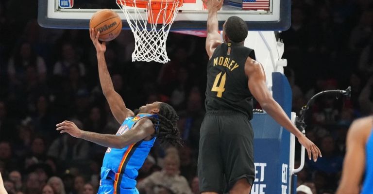 Cason Wallace se dispone a encestar par de puntos