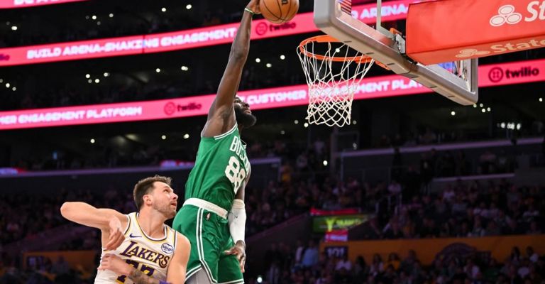 Neemias Queta sume el balón ante Luka Doncic