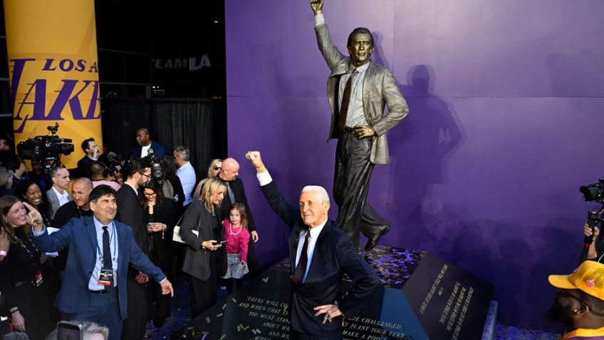 Honor a quien honor merece; Lakers inmortalizan a Pat Riley con estatua afuera de su arena