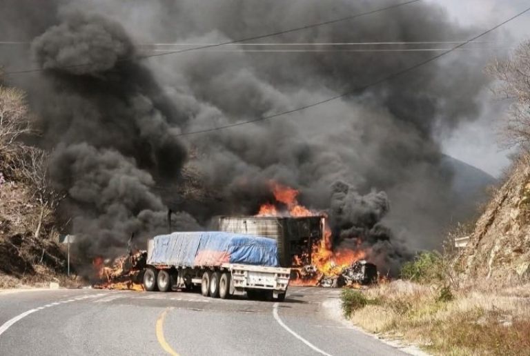 Los hechos violentos ocurridos este domingo provocaron la suspensión de clases. Foto: Twitter