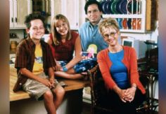 Foto ilustrativa de nota "Esto duele": Hilary Duff reacciona devastada al suicidio de Robert Carradine, su padre en 'Lizzie McGuire'