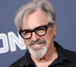 Robert Carradine, el padre de Hilary Duff en 'Lizzie McGuire', muere a los 71 años de edad