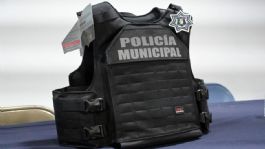 Foto que representa a Alcalde de Agua Prieta entrega chalecos balísticos a elementos de la policía municipal