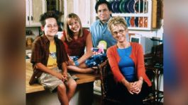 Foto que representa a "Esto duele": Hilary Duff reacciona devastada al suicidio de Robert Carradine, su padre en 'Lizzie McGuire'