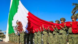 Foto que representa a Javier Lamarque encabeza desfile cívico-militar por el Día de la Bandera en Cajeme