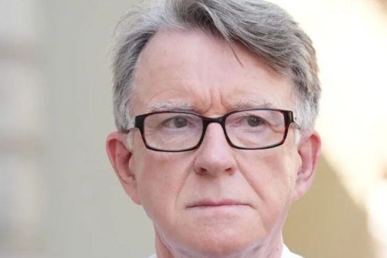 Exembajador británico Peter Mandelson queda libre bajo fianza mientras investigan nexos con Epstein