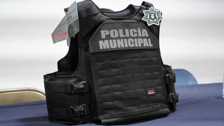 Alcalde de Agua Prieta entrega chalecos balísticos a elementos de la policía municipal