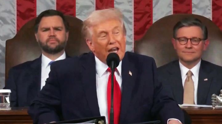 Trump da su discurso ante el Congreso: Rechaza ayudar a migrantes antes que a ciudadanos