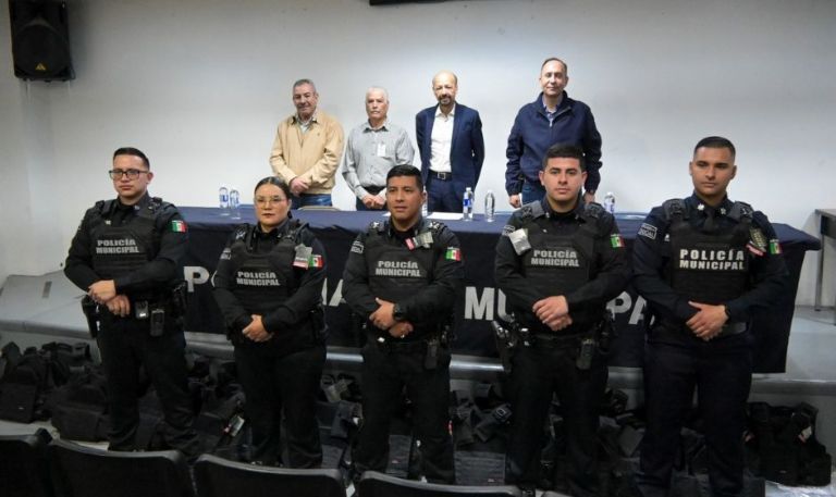Alcalde de Agua Prieta entrega chalecos balísticos a elementos de la policía municipal